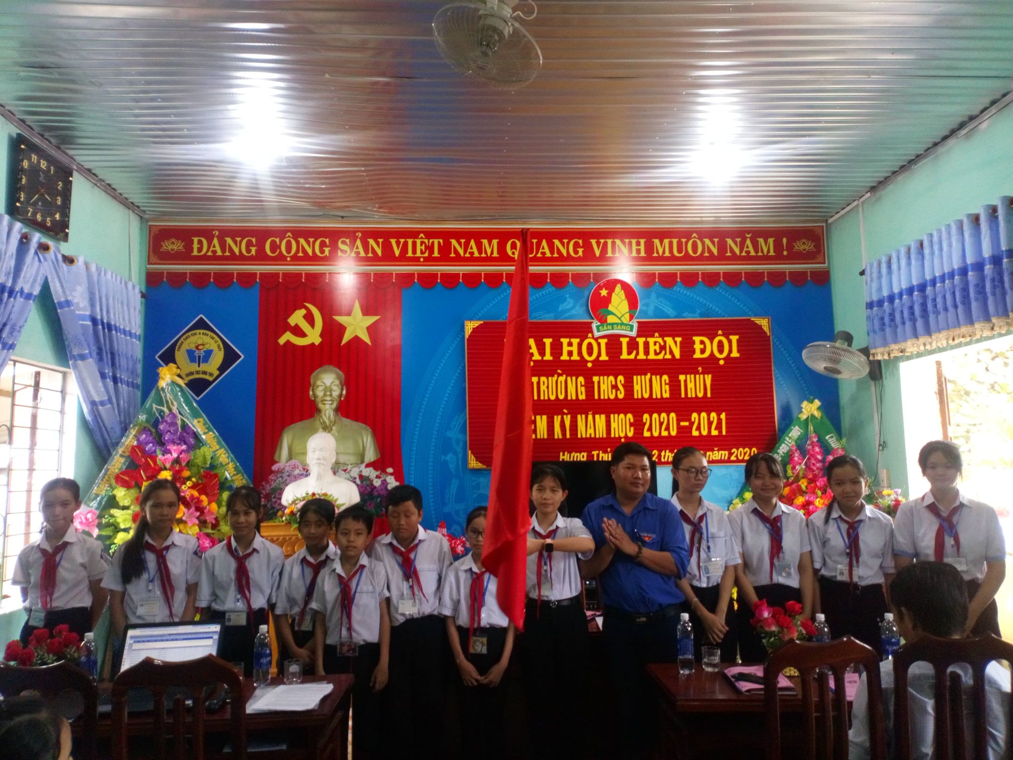 Ban chỉ huy liên đội mới ra mắt và nhận cờ giao nhiệm vụ của Hội đồng đội xã 2.10.20.jpg